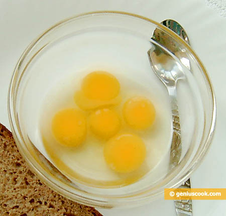 Употреблять перепелиные яйца следует сырыми 