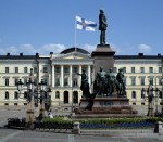 Финляндия. На холме Обсерватории, в столичном парке 1 мая поднимается государственный флаг