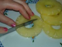 Кольца ананаса разрезать на половинки