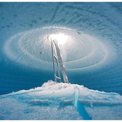 Самолет во льдах Антарктиды